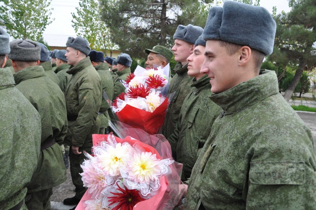 Российских военнослужащих в Таджикистане с музыкальными концертами посетили «Александровцы»