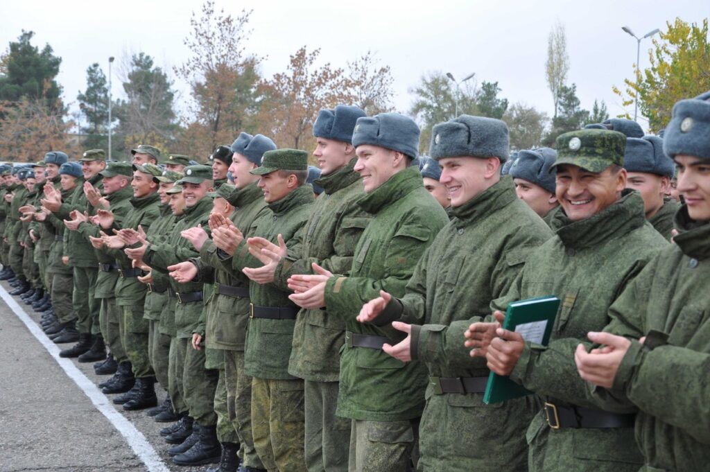 Российских военнослужащих в Таджикистане с музыкальными концертами посетили «Александровцы»